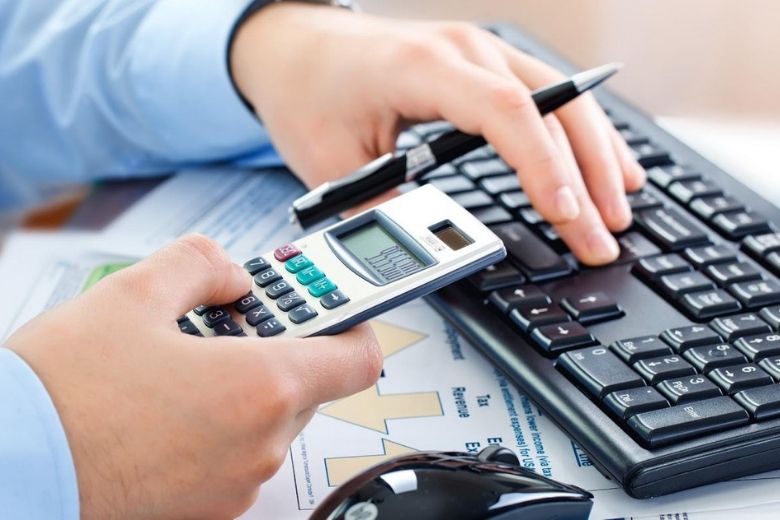 Рассчитать сумму налога на имущество можно и самостоятельно, по формуле На фото – владелец квартиры, самостоятельно рассчитывающий сумму налога