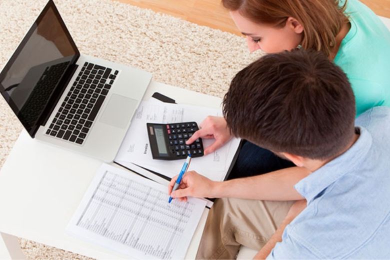 С 2020 года налогоплательщикам предстоит научиться считать налог на имущество по новой схеме На фото – налогоплательщики, владельцы недвижимости